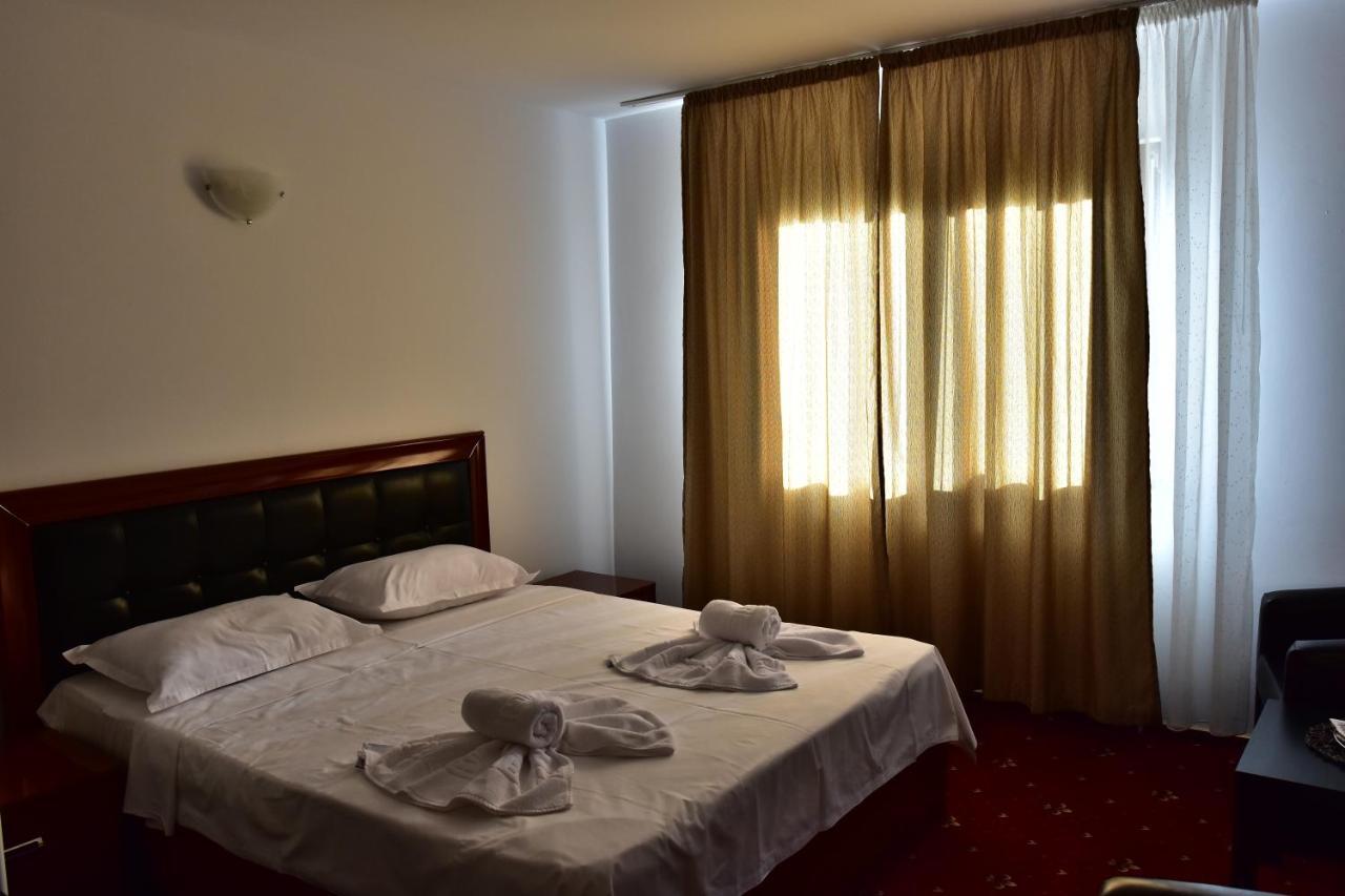 Hotel Ostrov Calimanesti Exterior photo