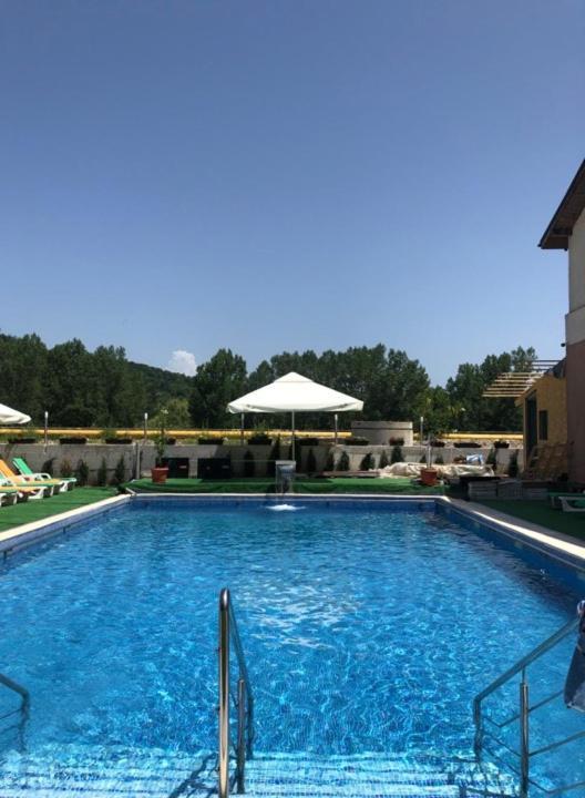 Hotel Ostrov Calimanesti Exterior photo
